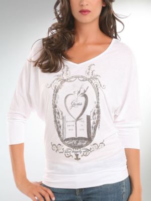 Fairytale Love Top - Les détails imparables : et c’est le style qui s’exprime dans le drapé du dos. Des coups de classe qui séduisent.Top en jerseymanche chauve-sourismotif imprimé sur le devant logo Guessreprise élastiquée dans le dosceinture élastiquée55 %
