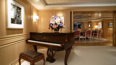 Music lounge: Cabaret-style entertainment 